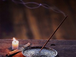 استفاده از عود و شمع در مدیتیشن