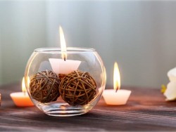شمع نوروز یکی از انواع شمع های فصلی می باشد. از این نوع شمع در زیبا آرایی سفره ی هفت سین استفاده میشود.