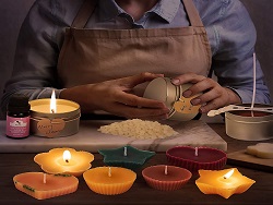 مقدمه
شمع سازی در واقع مجموعه ای از روشهای بهم مرتبط است که انجام آنها، به تولید شمع هایی در اندازه، رنگ و طرح های مختلف منجر میشود. در روند ساخت شمع شما ملزم به استفاده از لوازم شمع سازی می باشید.