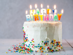 نحوه ی محاسبه ی عدد شمع تولد:
 شمع تولد یکی از مهم ترین لوازم مورد نیاز برای کیک تولد رویایی می باشد. روی کیک تولد شمع عددی و یا تعدادی شمع می گذارند و صاحب تولد در زمان فوت کردن شمع های جشن تولدش، آرزو می کند.