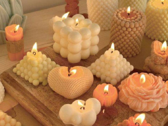 شمع تزیینی روی میز جذابیت فوق العاده ای را به محیط های مختلف عرضه می کند. این شمع ها از تنوع قابل توجهی برخوردار هستند.