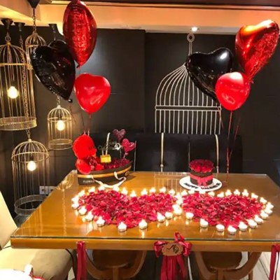 دیزاین میز عاشقانه برای سالگرد ازدواج یا تولد با شمع و گل