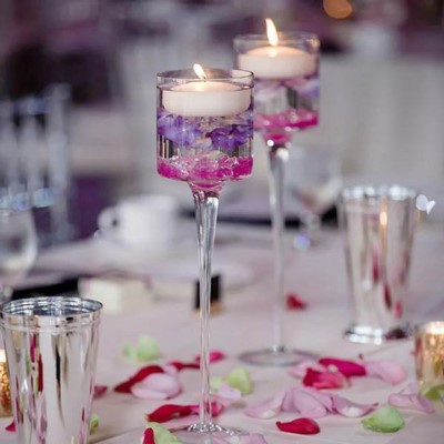 طراحی یک میز عاشقانه با شمع و گلبرگ