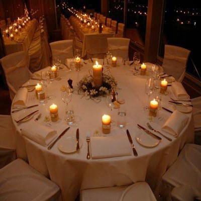 فضایی رمانتیک با طراحی میز غذاخوری با استفاده از شمع