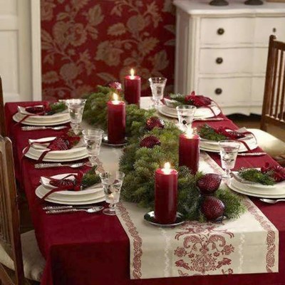 شمع‌های استوانه‌ای همرنگ با رومیزی