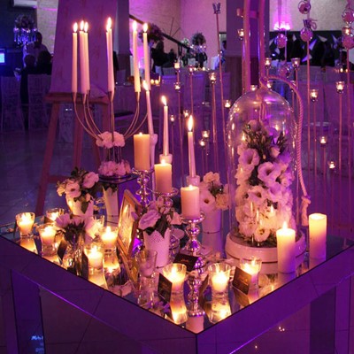طراحی دکوراسیون با گل و شمع میز نامزدی