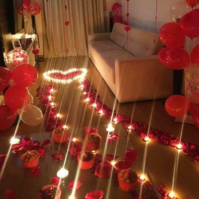 یک دیزاین عاشقانه با شمع ولنتاین، گل سرخ و بادکنک