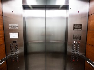 مشکلات در قطع برق انواع آسانسور